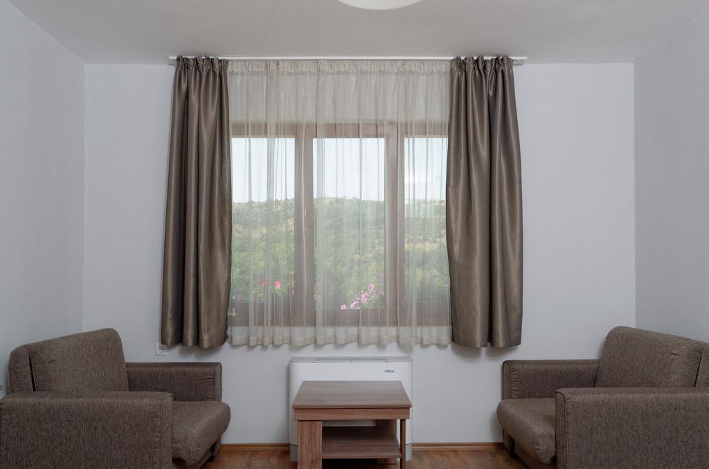 Alpine Garden Hotel Simitli Room photo