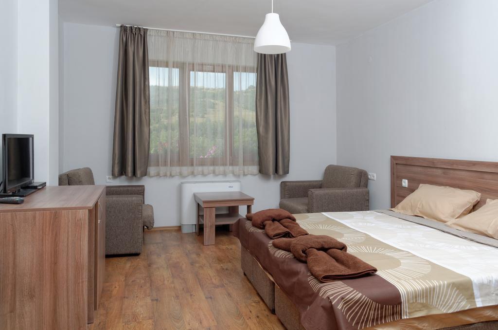 Alpine Garden Hotel Simitli Room photo